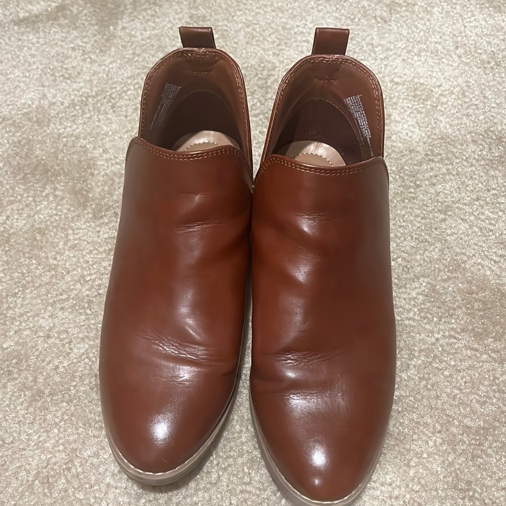 Universal Thread Cut Out Ankle Boots Women’s Size 7 gently worn a few times